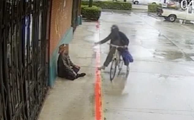 美国街头流浪汉坐在路边