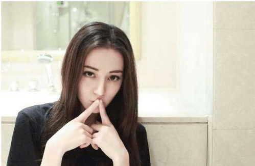 迪丽热巴和迪奥产品合照