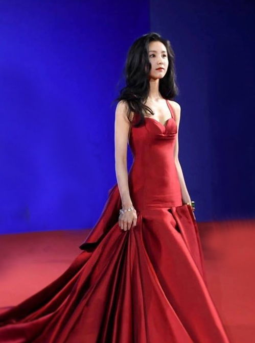 杨幂碎钻高定红裙，美得不像话！