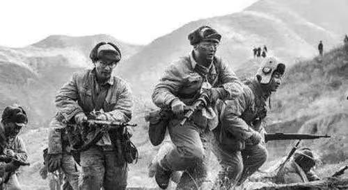 志愿军战士在战场上奋勇向前