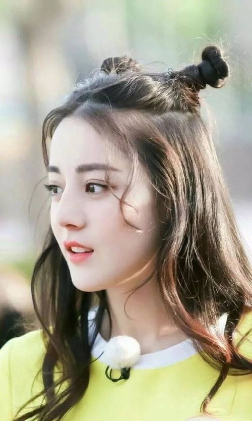 迪丽热巴担任迪奥大使，合影霸气站C位