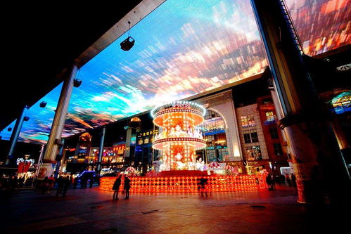 参观者们在特色展区互动交流的情景