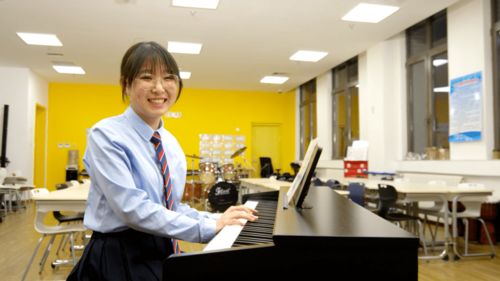 一群人围着桌子讨论事情