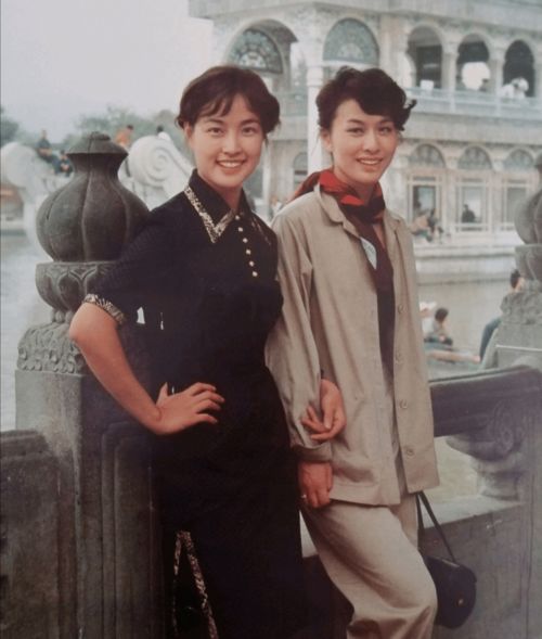 一群年轻漂亮的女演员合影