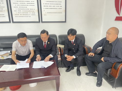 政府官员商讨对策