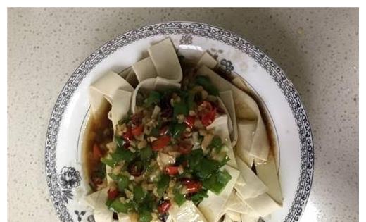 水煮豆腐皮配蔬菜