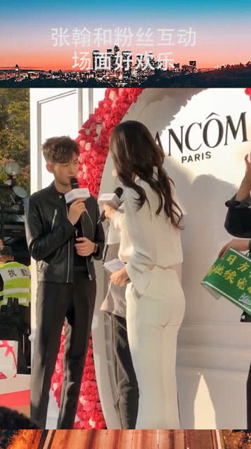 成员微笑着与粉丝互动合影