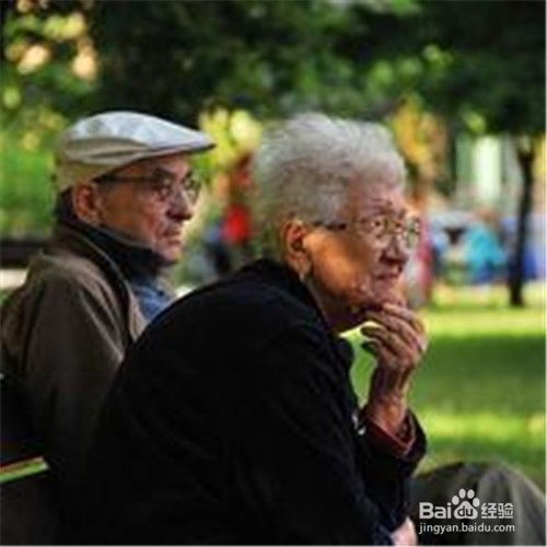 几个年轻人围着老人开心地聊天