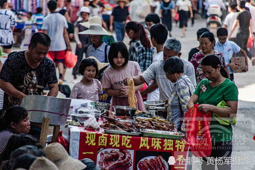 村民身穿传统服饰跳舞的场景