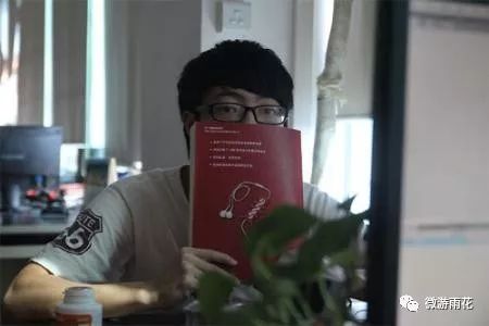 忙碌工作的程序员