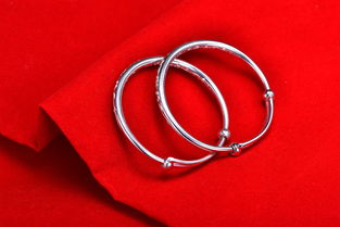 惊险！女子高铁上丢失13.8万手镯，多日无果后民警终在坐垫下寻获