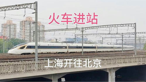 昏迷女孩被拖出车厢，现场画面令人揪心！