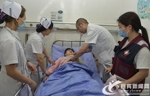 医护人员在现场救治伤者