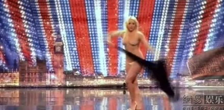 女子坐评委身上？警方已介入，纹身展现场太疯狂！