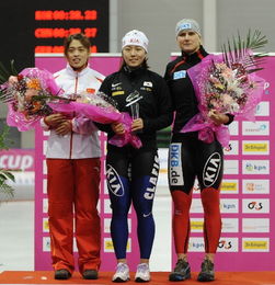 孙颖莎王楚钦领奖台合影