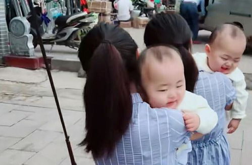 人们围观东西瓜双胞胎