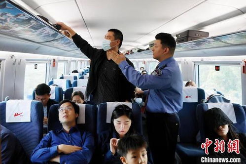 高铁乘务员在车厢里巡查