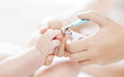 女子惊人之举：攒指甲卖钱，背后故事引人深思