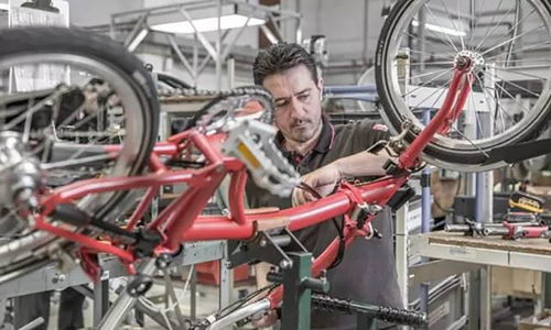 展示折叠车精巧设计的特写照片