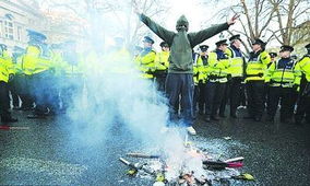 示威者与警方对峙