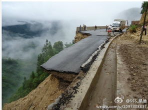 惊险！湖北保康公路垮塌，巨石砸中路人送医