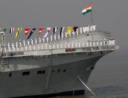 福建舰甲板上官兵整齐列队