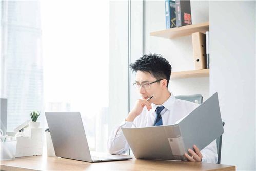 深夜加班的职场人