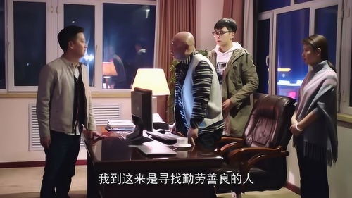 老板和团队成员围坐一起认真讨论