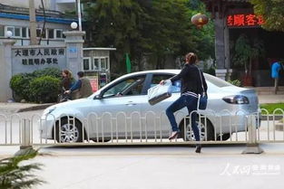 孩子们站在轿车周围的情景还原图