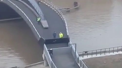 桥梁建设中的设备