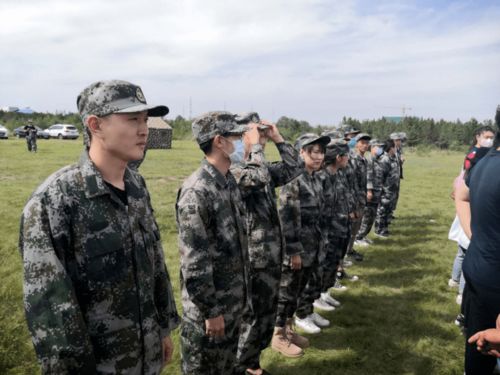 民兵进行射击训练场景