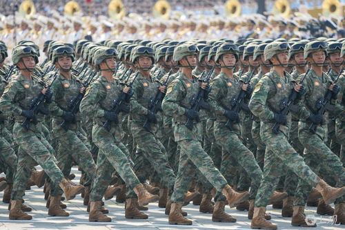 民兵接受检阅画面