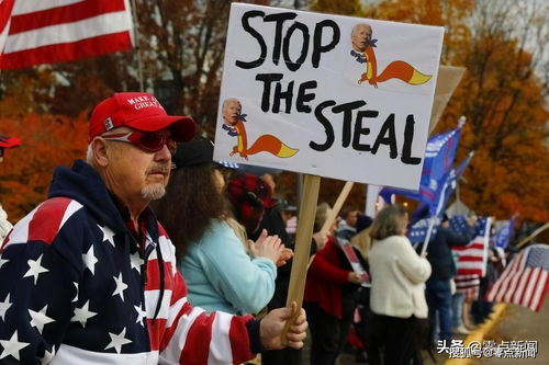 支持者们高举反对家暴的标语