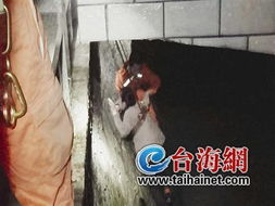 柯克遗孀棺前悲泣，背后故事令人揪心