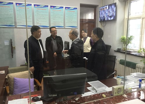 研究员专注查阅资料