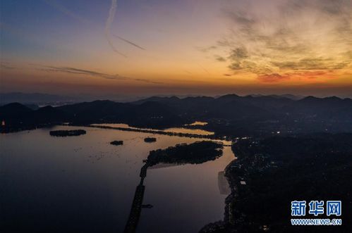 一片绚烂的晚霞映照着山川