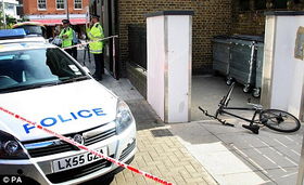 警方在闹市执行相关任务的画面