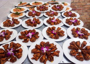 流水席上摆放着众多诱人菜品