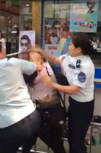 警方回应两女子被戴手铐带走引围观背后真相大揭秘