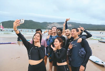 队员们在三亚海边开心合影