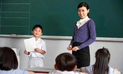 退休老师正在指导年轻老师备课