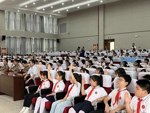 学生们在课堂上积极互动