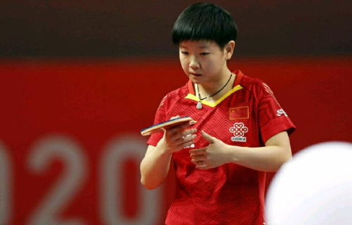 王楚钦孙颖莎捧奖杯合影背后的精彩故事