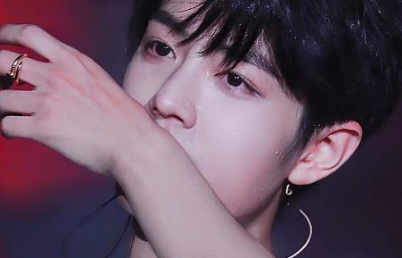 肖战舞台帅气照