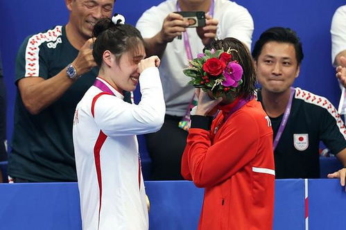 梁伟铿和王昶夺冠后相拥