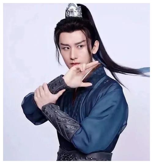 《赴山海》成毅疑似不敬业？台词本惊现片场引争议