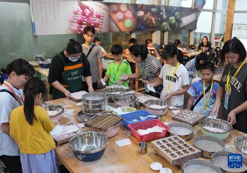 孩子们体验传统手工艺制作