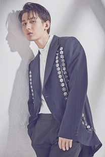 成毅穿着GAP服装