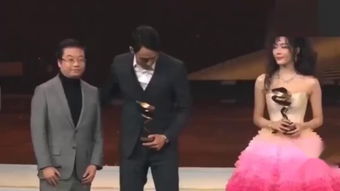 张家乐站在领奖台上