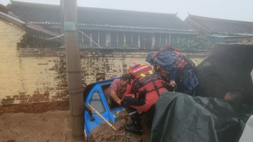 救援人员救助被困群众